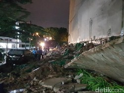 Tembok Pembatas Proyek Apartemen di Batam Roboh, Belasan Rumah Warga Rusak