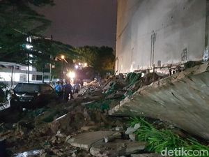 Tembok Pembatas Proyek Apartemen di Batam Roboh, Belasan Rumah Warga Rusak Tembok Pembatas Proyek Apartemen di Batam Roboh, Belasan Rumah Warga Rusak