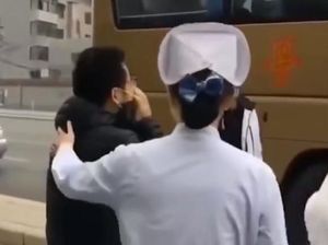 Momen Emosional Pria Teriak Cinta Saat Istri Pergi Bantu Korban Virus Corona