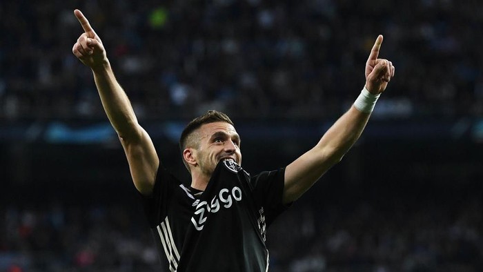 MADRID, SPAIN - MARCH 05: Dusan Tadic of Ajax celebrates after scoring his teams third goal during the UEFA Champions League Round of 16 Second Leg match between Real Madrid and Ajax at Bernabeu on March 05, 2019 in Madrid, Spain. (Photo by David Ramos/Getty Images)