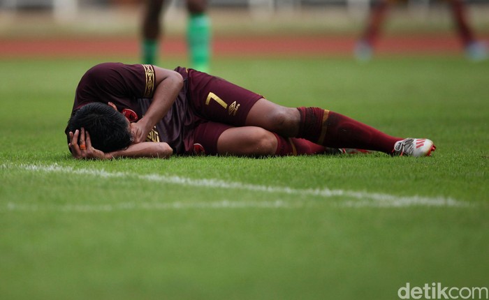 Usai mencetak gol, Irsyad Maulana terkapar setelah berbenturan dengan pemain Lalenok United. Hasilnya, Irsyad mengalami patah hidung dan dibawa ambulans.