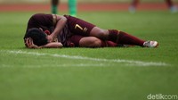 Usai mencetak gol, Irsyad Maulana terkapar setelah berbenturan dengan pemain Lalenok United di Stadion Pakansari, Bogor. Rabu (29/1/2020).