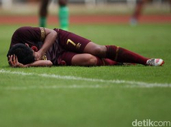 Usai mencetak gol, Irsyad Maulana terkapar setelah berbenturan dengan pemain Lalenok United di Stadion Pakansari, Bogor. Rabu (29/1/2020).