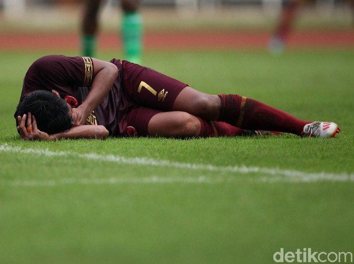 Usai mencetak gol, Irsyad Maulana terkapar setelah berbenturan dengan pemain Lalenok United. Hasilnya, Irsyad mengalami patah hidung dan dibawa ambulans.
