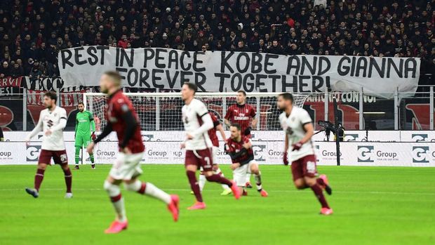 Spanduk ucapan duka cita dari fans AC Milan