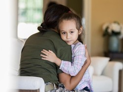 Viral, Ibu Ini Bagikan Cara Agar Bisa Berpelukan Tanpa Takut Kena Corona