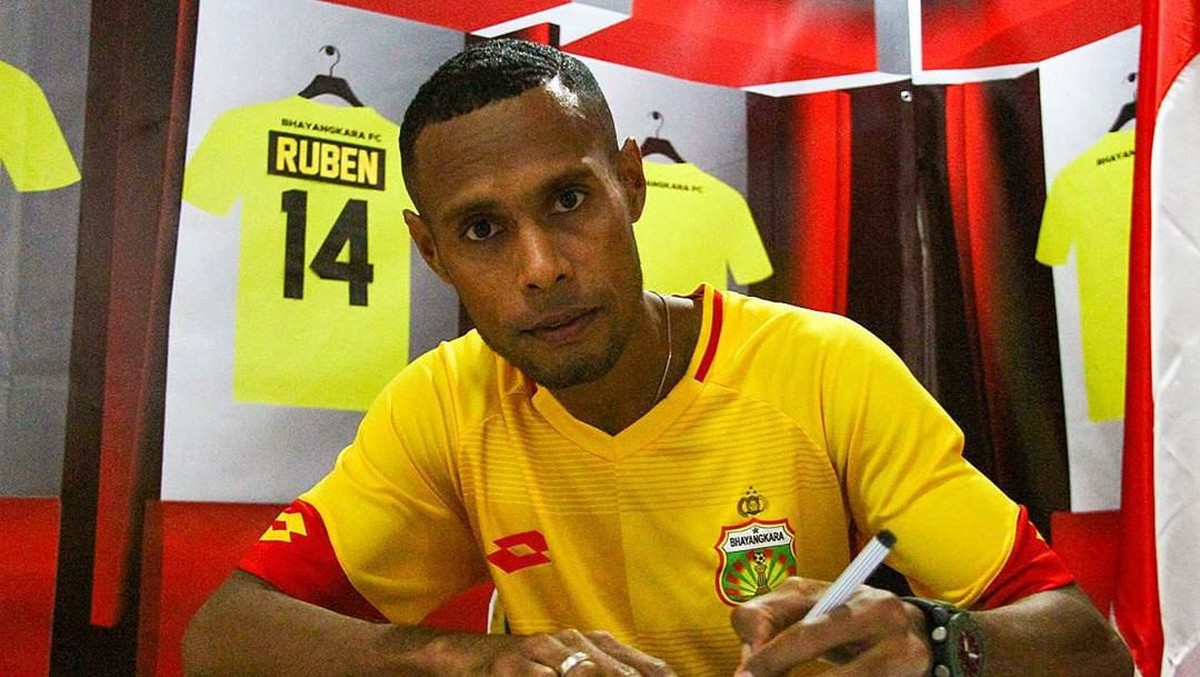Pemain Bhayangkara FC, Ruben Sanadi, belajar masak di tengah pandemi Corona. (oto: dok.Bhayangkara FC)