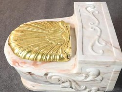 Rp 57 Juta, Biaya Duduk Sepuasnya di Toilet Emas Frank Sinatra