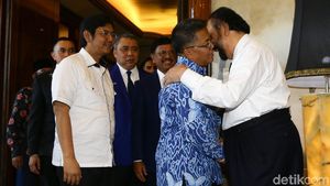 Sohibul Iman dan Surya Paloh Cipika-cipiki di DPP NasDem