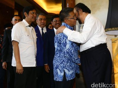 Sohibul Iman dan Surya Paloh Cipika-cipiki di DPP NasDem