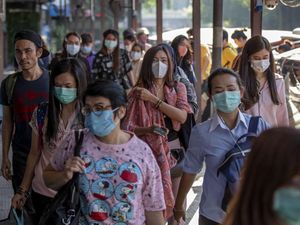 Bahaya Percaya Hoax Pakai Masker Terbalik, Ini Penjelasan Dokter Bahaya Percaya Hoax Pakai Masker Terbalik, Ini Penjelasan Dokter