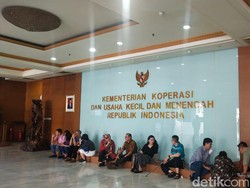 Puluhan Anggota Koperasi Hanson Kumpul di Kemenkop, Pengurusnya Mana?