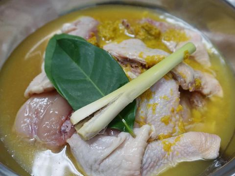 4 Tips Menggoreng Ayam Bumbu Kuning agar Matangnya Pas Coklat Keemasan