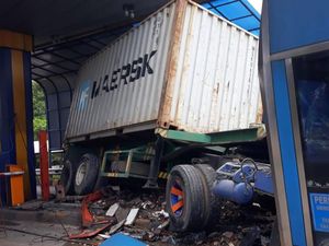 Kecelakaan Kontainer Tabrak Gardu di Tol Halim Akibat Rem Blong