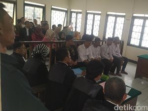 Kuasa Hukum Minta Terdakwa Kasus Terbakarnya Ipda Erwin Dibebaskan Kuasa Hukum Minta Terdakwa Kasus Terbakarnya Ipda Erwin Dibebaskan
