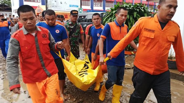 Evakuasi Korban Tewas Akibat Banjir di Tapteng