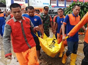 Evakuasi Korban Tewas Akibat Banjir di Tapteng Evakuasi Korban Tewas Akibat Banjir di Tapteng