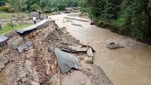 Jalan dan Rumah Rusak Akibat Banjir di Tapteng