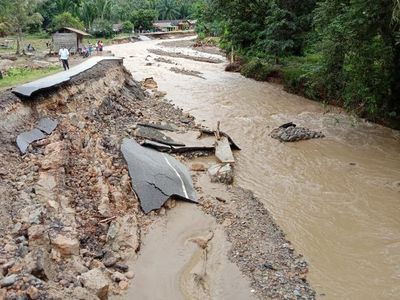 Jalan dan Rumah Rusak Akibat Banjir di Tapteng