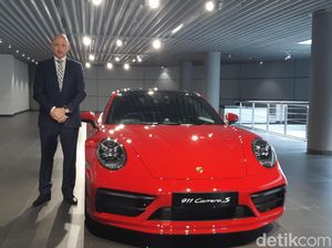 Bos Baru Porsche Indonesia Datang Naik Mobil Favoritnya