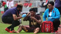 Namun, sundulan dari mantan pemain Semen Padang tersebut harus dibayar mahal dengan cidera yang didapat.