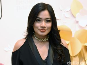 Titi Kamal Kehilangan Koper di Moskow Titi Kamal Kehilangan Koper di Moskow