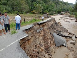 Korban Banjir Tapteng Bertambah Jadi 6 Orang Tewas