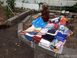 Tak Mau Mengemis, Mbah Salami Setia Jualan Baju Bekas Meski Jarang Laku
