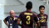 Pemain PSM kembali diganjar kartu merah pada menit ke-58. M. Arfan keluar dari pertandingan setelah melanggar pemain Lalenok dengan keras.
