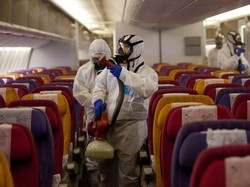 Kru Maskapai Ini Pakai Alat Lengkap Bersihkan Pesawat dari Corona