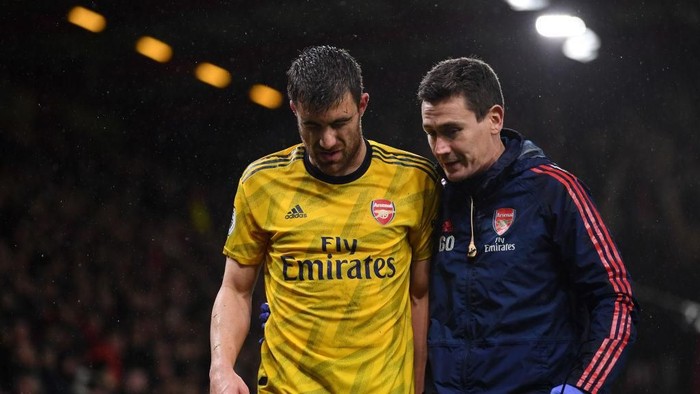 BOURNEMOUTH, ENGLAND - DECEMBER 26: Sokratis Papastathopoulos of Arsenal speaks to Dr Gary ODriscoll, Team Doctor of Arsenal following a knock to his head during the Premier League match between AFC Bournemouth and Arsenal FC at Vitality Stadium on December 26, 2019 in Bournemouth, United Kingdom. (Photo by Dan Mullan/Getty Images)
