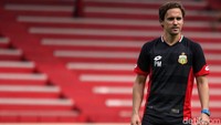 Pelatih Bhayangkara FC Paul Munster turut hadir untuk memberikan arahan kepada para pemain Bhayangkara FC dalam sesi latihan tersebut.
