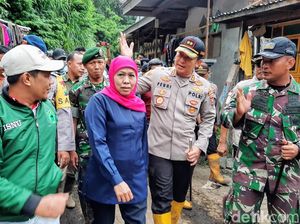 Kunjungi Lokasi Banjir di Bondowoso, Khofifah Pantau Dapur Umum dan Pengungsi