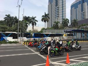 Halte BI Terhalang Demonstran, Bus TransJ Antre sampai Sarinah