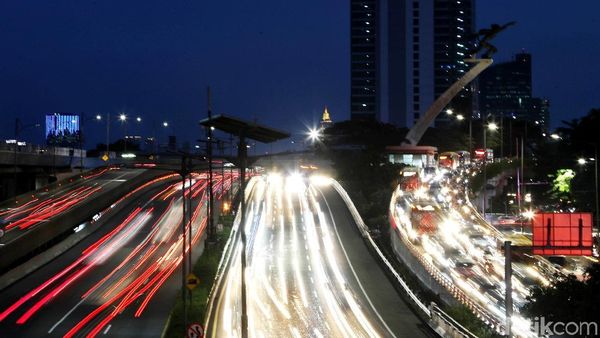 Menikmati Indahnya Cahaya Kemacetan dari Balik Lensa