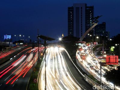 Menikmati Indahnya Cahaya Kemacetan dari Balik Lensa