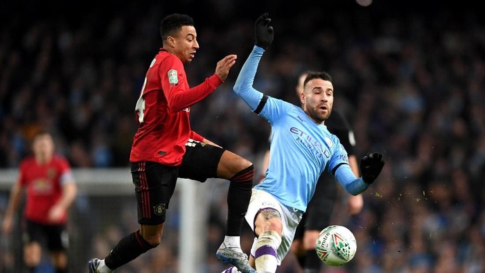 MANCHESTER, ENGLAND - JANUARY 29: Nicolas Otamendi of Manchester City tackles Jesse Lingard of Manchester United during the Carabao Cup Semi Final match between Manchester City and Manchester United at Etihad Stadium on January 29, 2020 in Manchester, England. (Photo by Shaun Botterill/Getty Images)