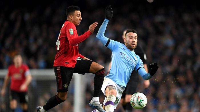 Lingard MANCHESTER, ENGLAND - JANUARY 29: Nicolas Otamendi of Manchester City tackles Jesse Lingard of Manchester United during the Carabao Cup Semi Final match between Manchester City and Manchester United at Etihad Stadium on January 29, 2020 in Manchester, England. (Photo by Shaun Botterill/Getty Images)