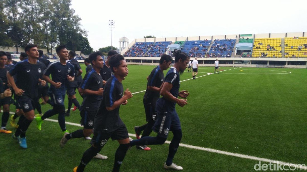 PSIS Semarang latihan perdana di Stadion Citarum. (Foto: Angling Adhitya Purbaya/detikcom)