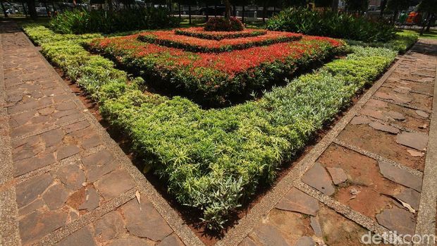 Salah satu Ruang Terbuka Hijau (RTH) di Jakarta terletak di kawasan Tomang. Ruang terbuka hijau itu bernama Taman Cattleya.