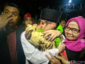 Tinggalkan Rutan Salemba, Lutfi Pembawa Bendera Menangis Haru Peluk Ibunda