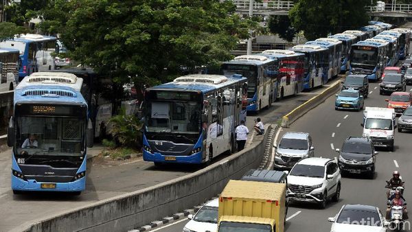 Jalan Veteran Ditutup, Bus TransJ Menumpuk di Halte Hayam Wuruk