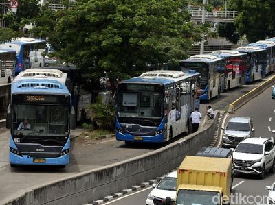 Jalan Veteran Ditutup, Bus TransJ Menumpuk di Halte Hayam Wuruk