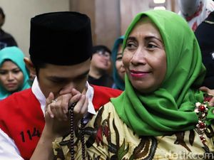 Video: Ekspresi Kebahagian Ibunda Lutfi Usai Dengar Vonis Anaknya
