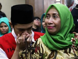 Video: Ekspresi Kebahagian Ibunda Lutfi Usai Dengar Vonis Anaknya