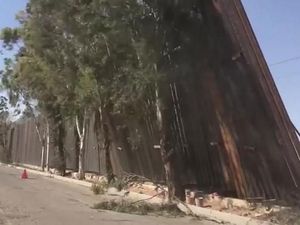 Panel Tembok Perbatasan AS-Meksiko Nyaris Roboh Diterjang Angin Kencang