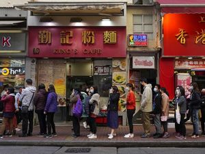 WNI Tertular, Turis China Positif Corona Sempat Jalan-jalan di Singapura