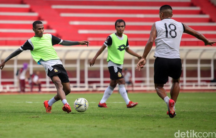 Bhayangkara FC gelar latihan guna sambut kompetisi Liga 1 2020. Sejumlah pemain baru pun turut perkuat skuat The Guardian, salah satunya Andik Vermansyah.