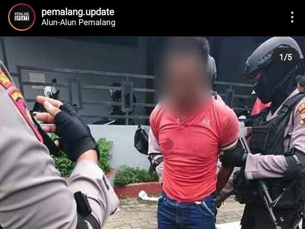 Viral Foto Pria Bakar Al-Quran di Pemalang, Polisi: Kami Cek Dulu Viral Foto Pria Bakar Al-Quran di Pemalang, Polisi: Kami Cek Dulu
