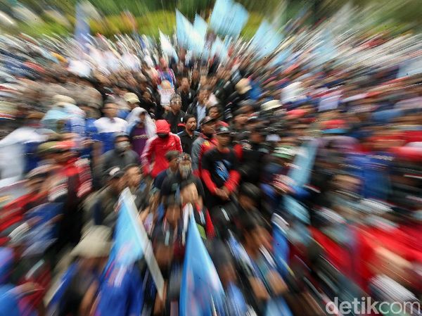 Buruh Ramai-ramai Geruduk Istana
